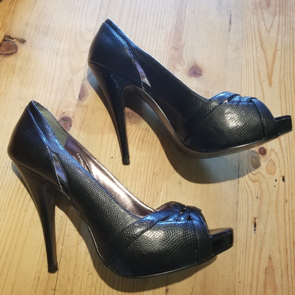 Charles David Black Pumps